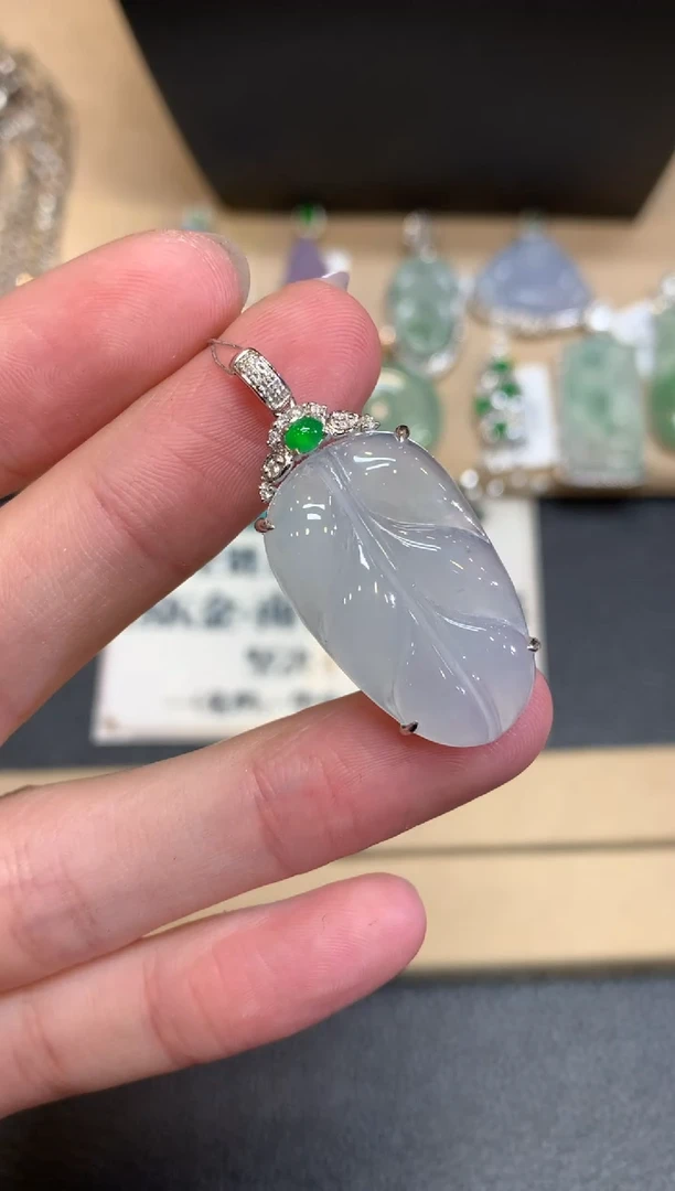 【闪购商品】翡翠颈饰18K金镶嵌叶子【无服务费】