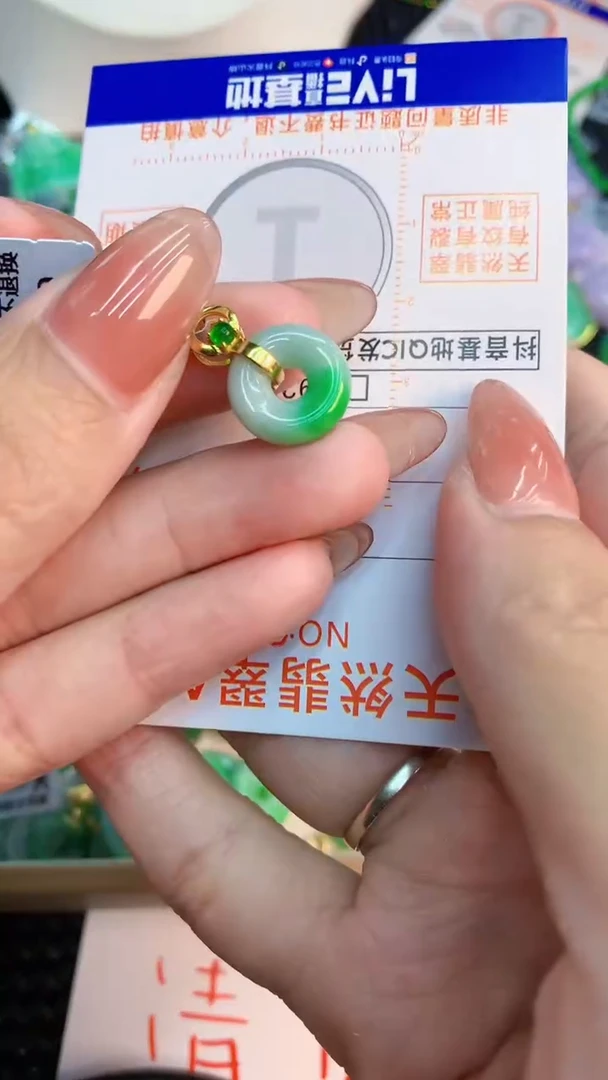 翡翠未镶嵌颈饰          1