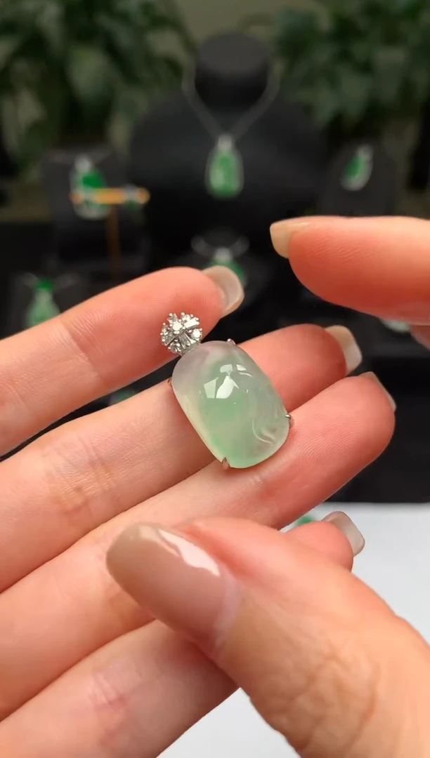 颈饰18K金镶嵌翡翠鱼