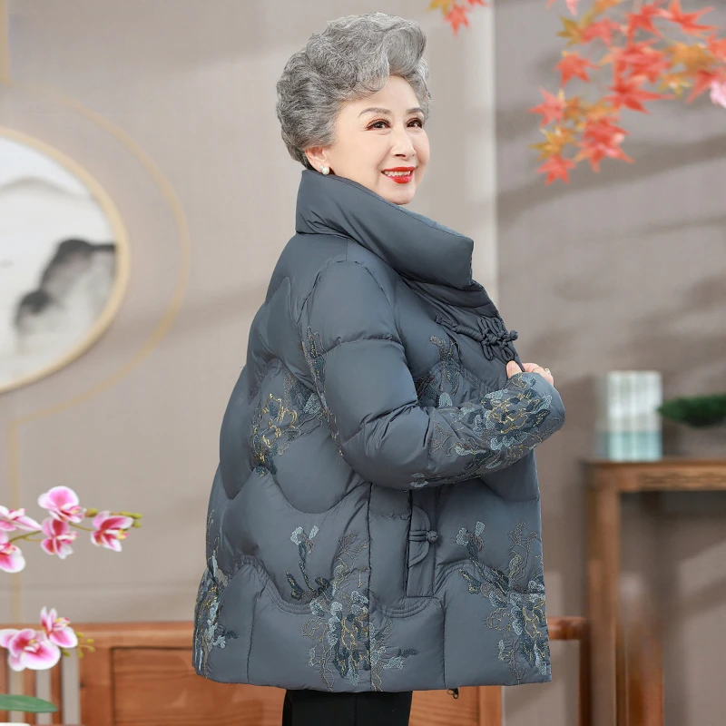 2025新款奶奶装羽绒服中老年人太太加厚保暖婆婆短款大码气质外套