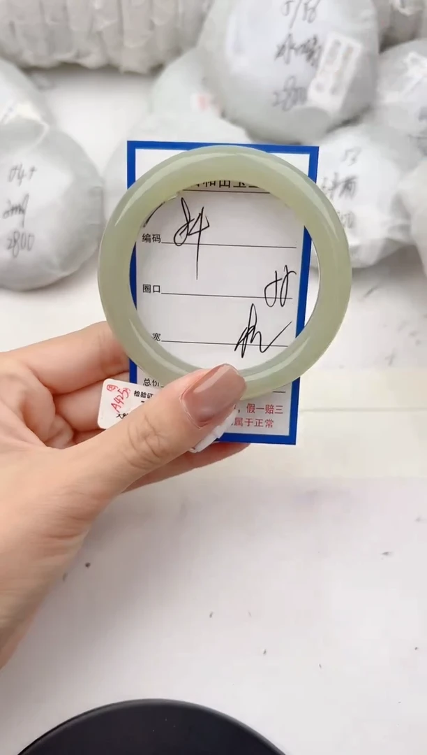 和田玉手镯未镶嵌84颜色微差无瑕疵