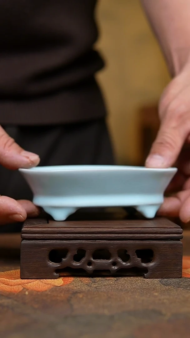 杯仿古月白小水仙盆瑕