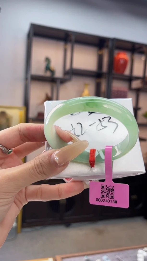 未镶嵌手镯（贵妃镯）翡翠手镯