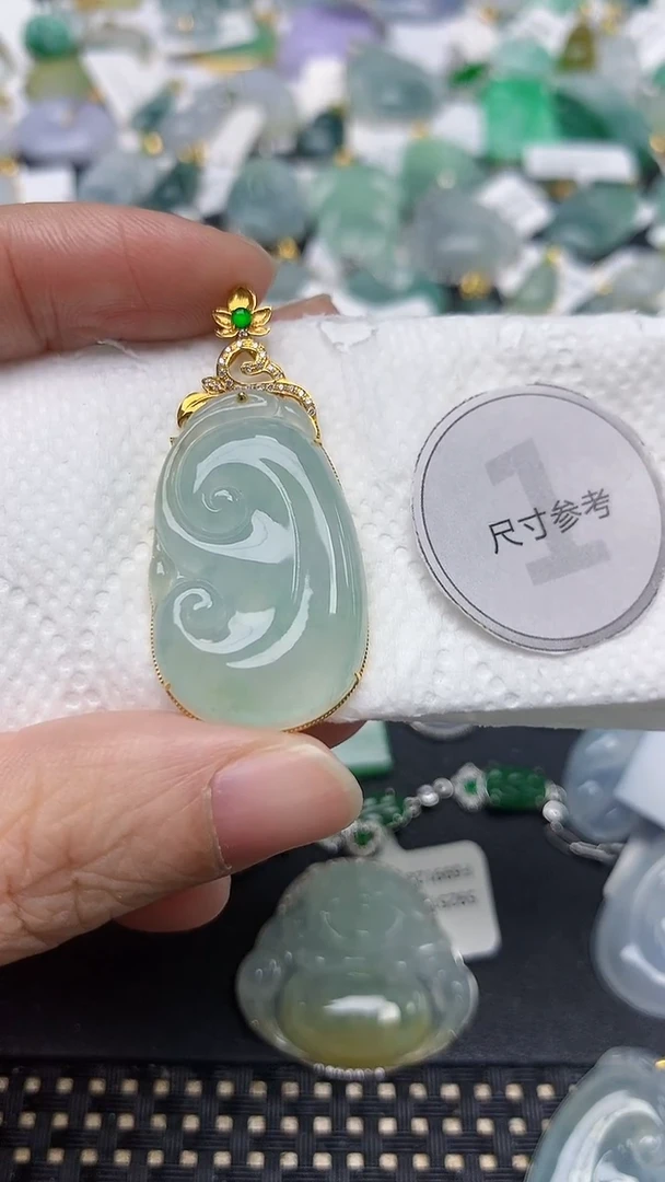 颈饰18K金镶嵌翡翠平*吖天然缅甸A货翡翠