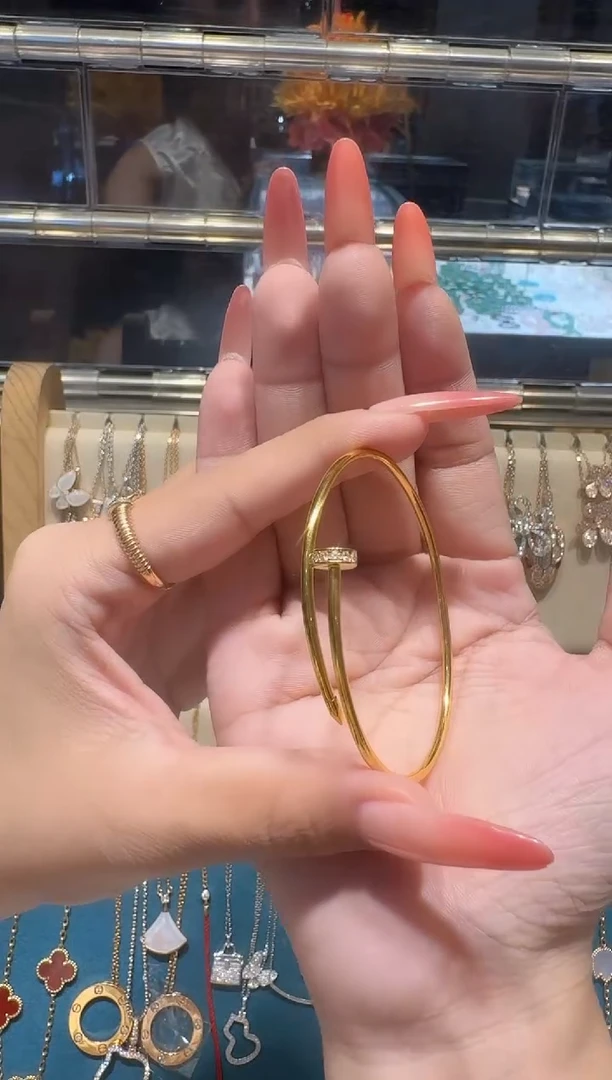 手镯18K金镶嵌合成碳硅石（莫桑石）钉子