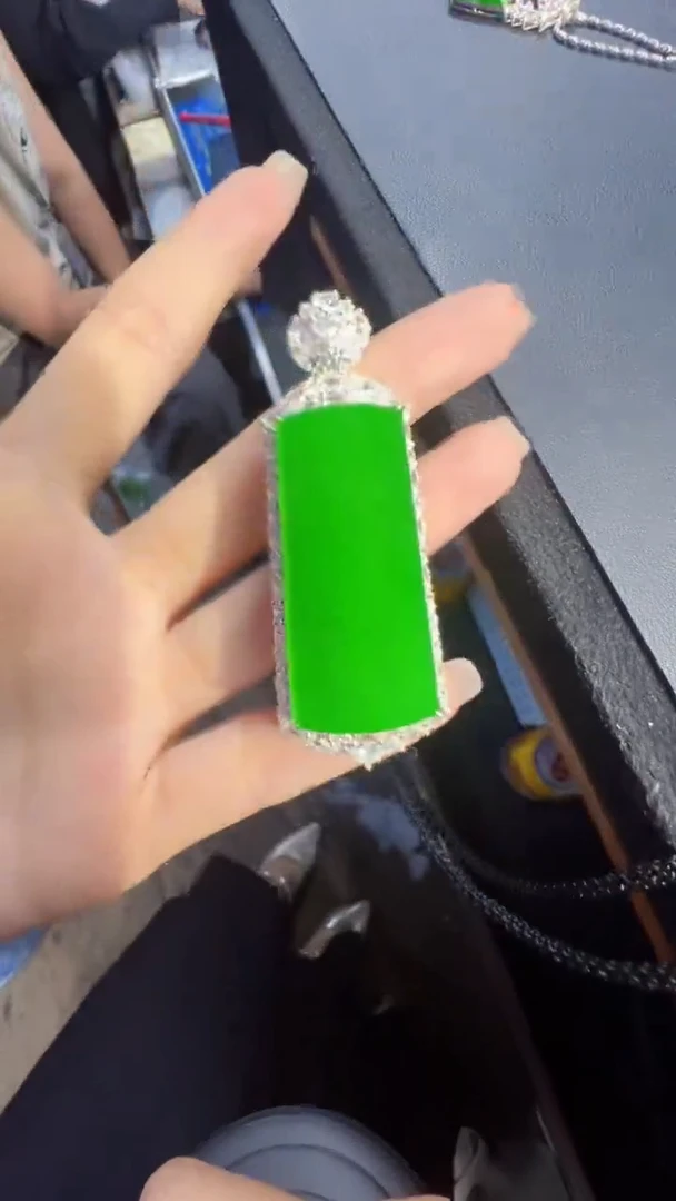 定制翡翠未镶嵌翡翠A货有轻微色差属于正常现象，无事牌1