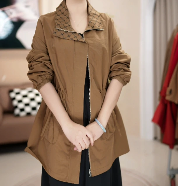 S223 常规款秋季字母短外套时尚女连帽宽松短款防风