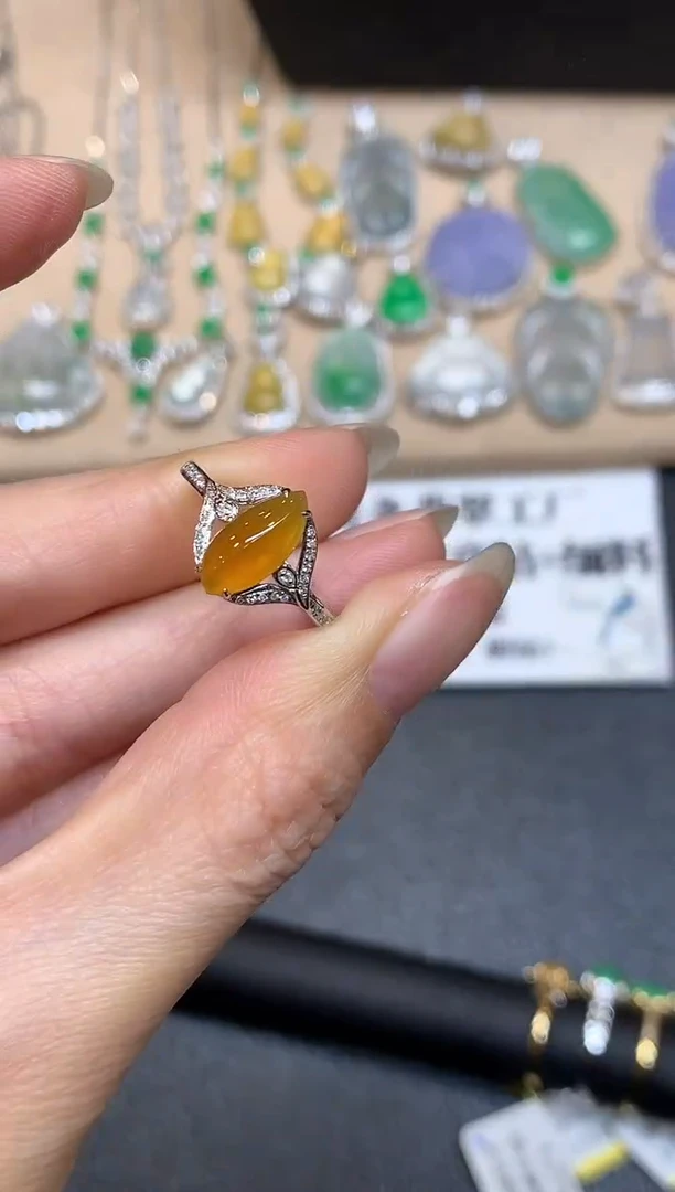 18K金镶嵌戒指翡翠随形【无服务费