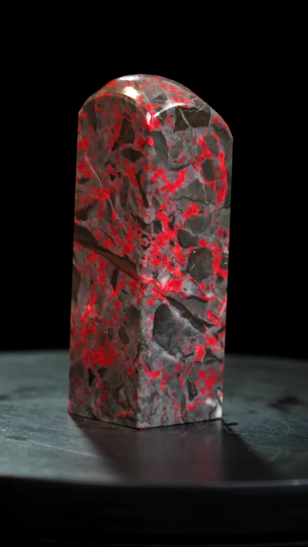 鸡血石牛角鸡血石