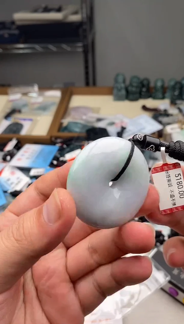 翡翠未镶嵌颈饰多样性发其一