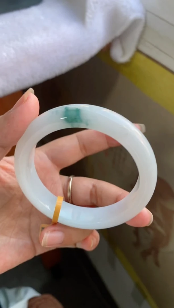 未镶嵌手镯翡翠（ 血漏）白底娇润飘小绿花 26号