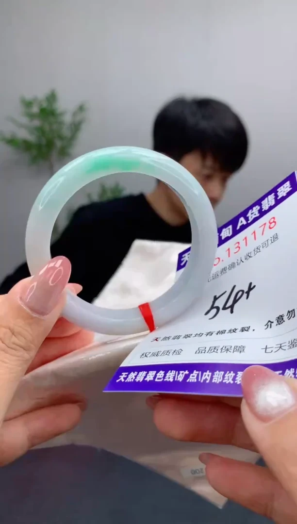 未镶嵌手镯翡翠有纹，完美者勿拍