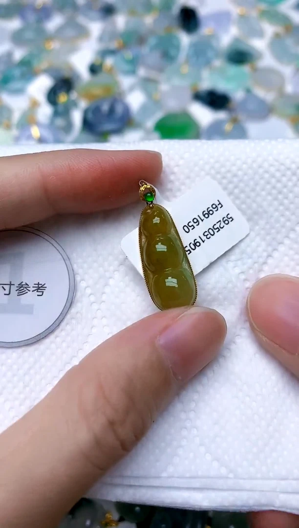颈饰18K金镶嵌翡翠天然A货翡翠