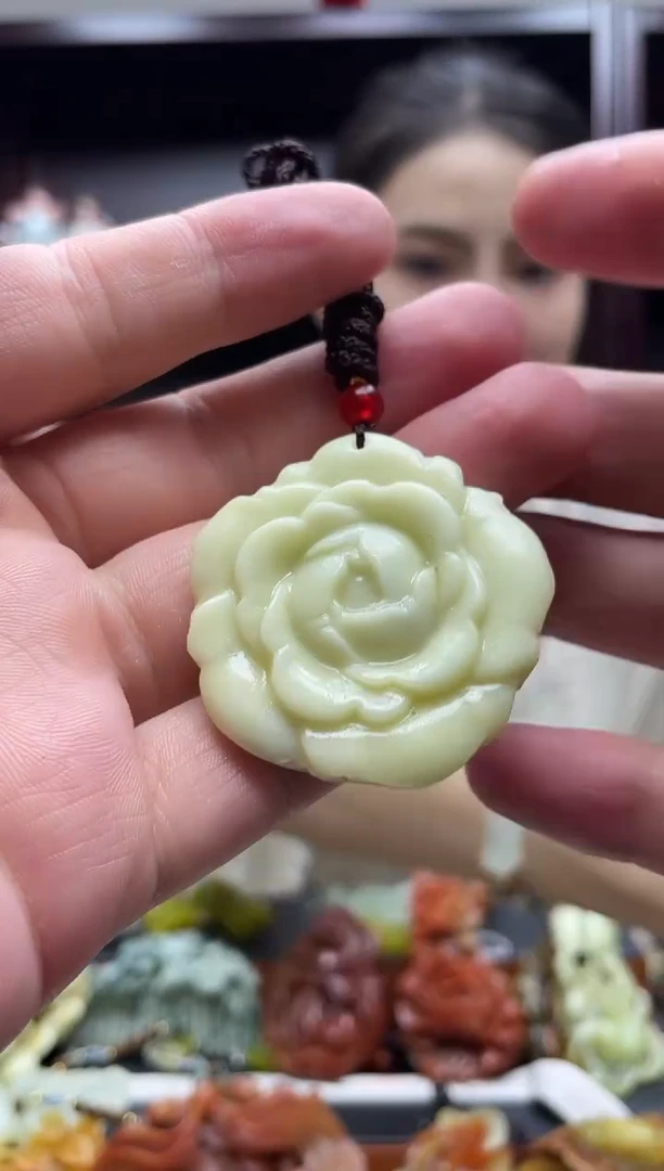 岫玉未镶嵌吊坠·