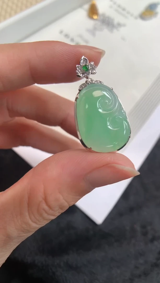 翡翠18K金镶嵌颈饰如意