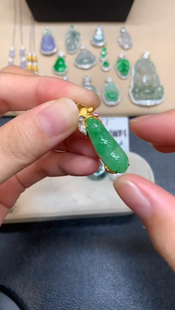 颈饰18K金镶嵌翡翠福豆【无服务费