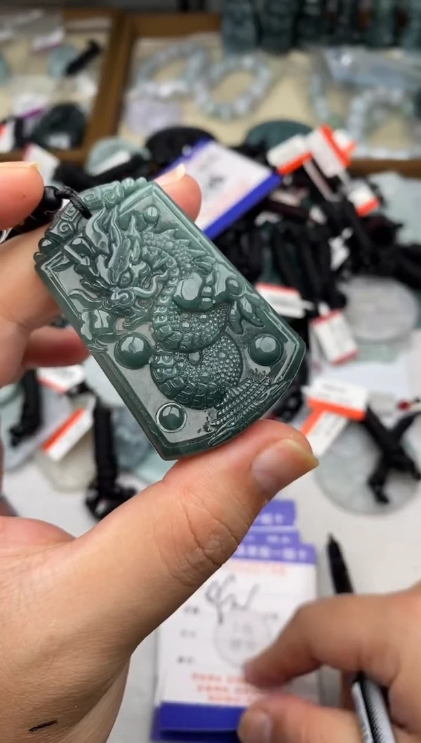 翡翠未镶嵌颈饰多样性发其一