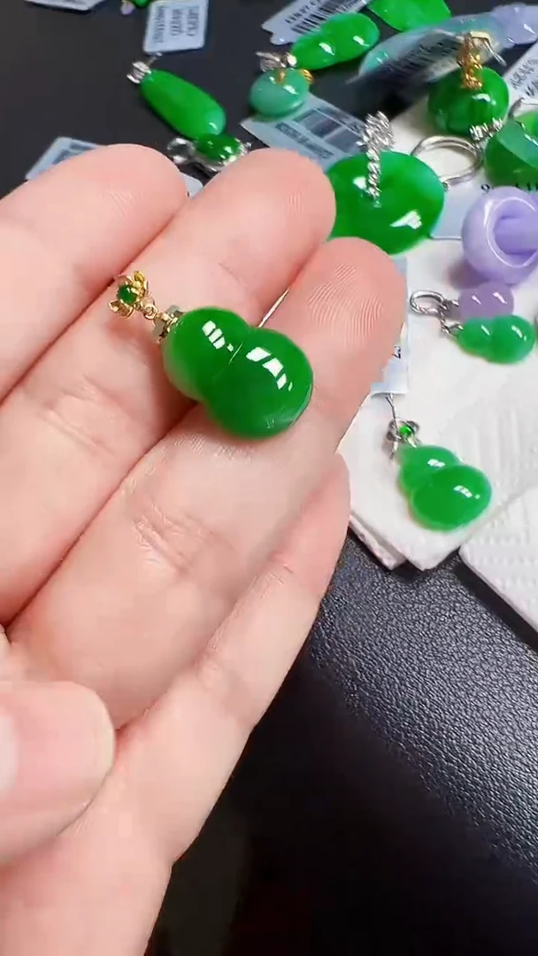 颈饰18K金镶嵌翡翠葫芦