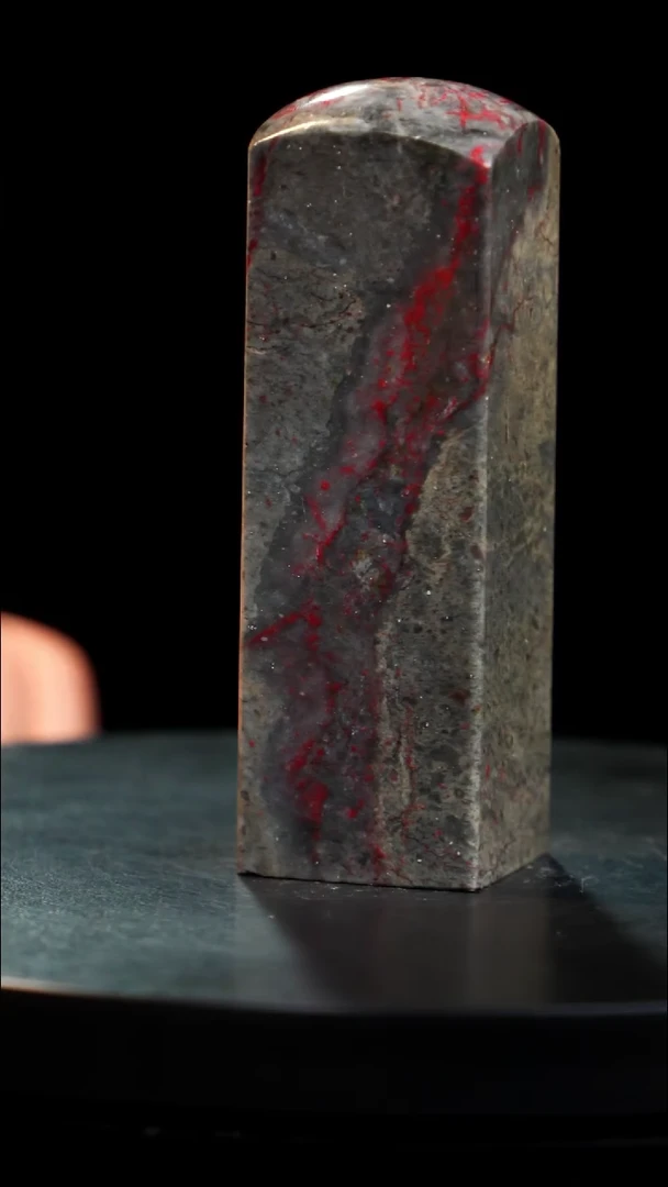 昌化石牛角鸡血石