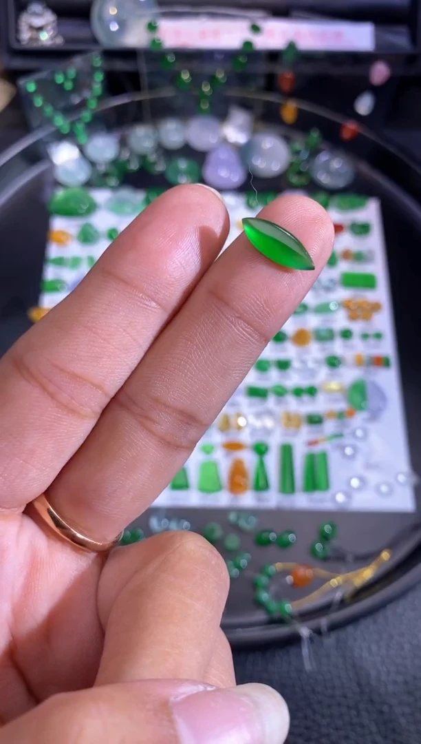 未镶嵌挂件翡翠马眼