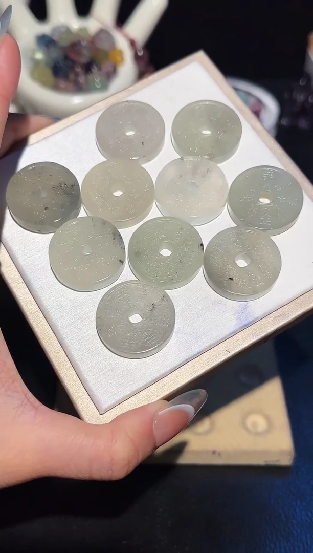 蛇纹石玉未镶嵌小圆牌多样性发其一