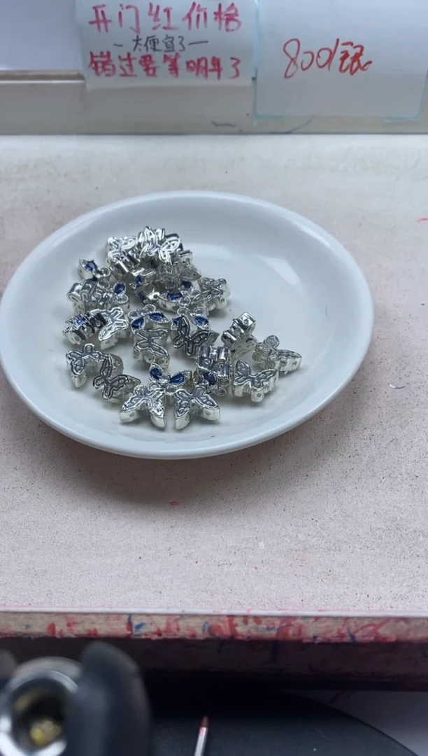 【闪购商品】玛瑙/玉髓颈饰银S800镶嵌x795海蓝宝蝴蝶*3个