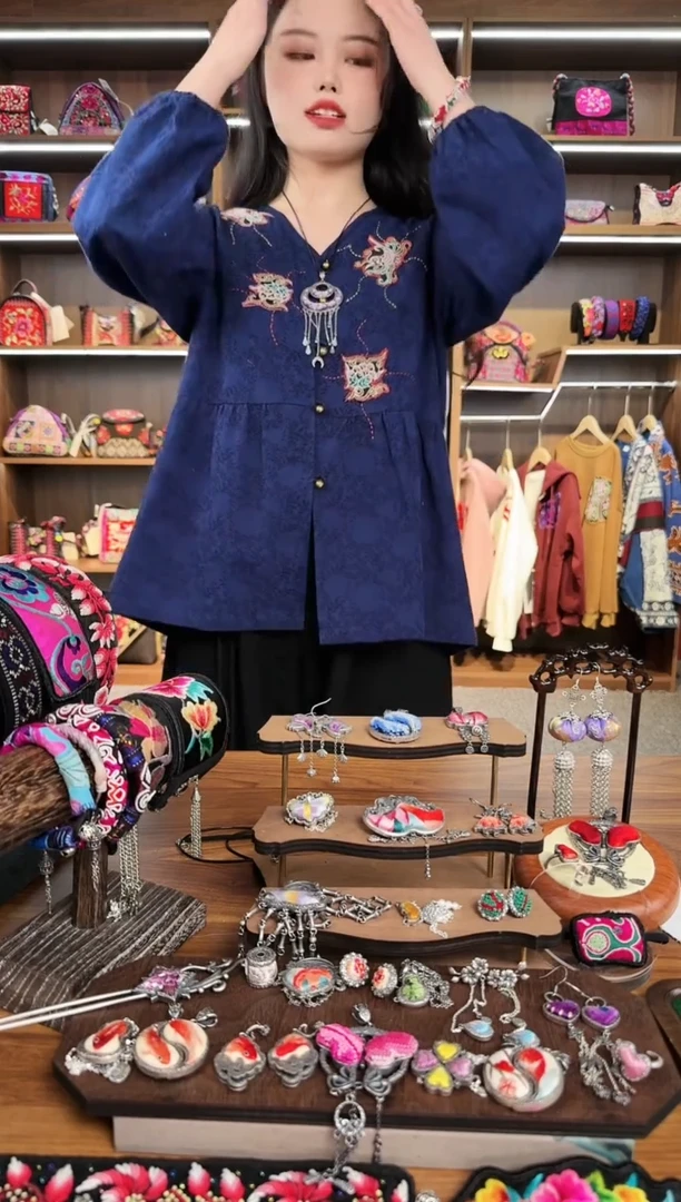 【闪购商品】织绣A43蒙阿苏苗绣传承