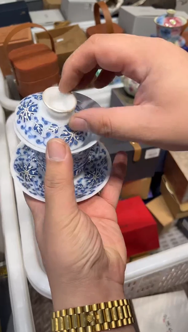 青花缠枝莲冰种盖碗