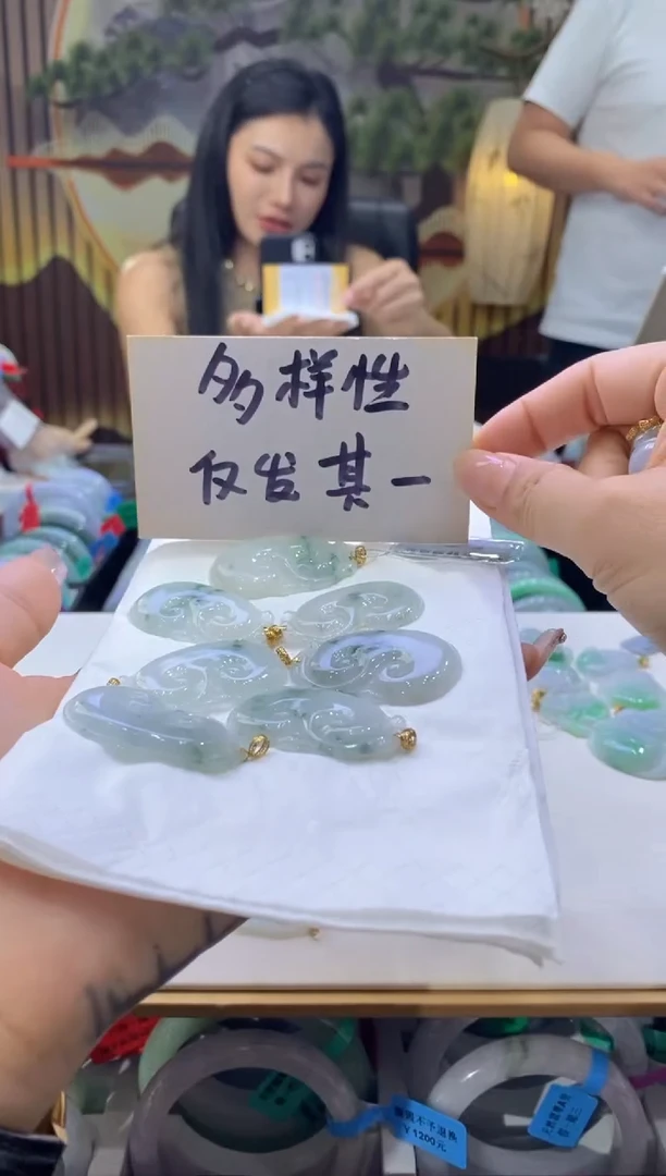 翡翠18K金镶嵌颈饰多样性仅发其一8310