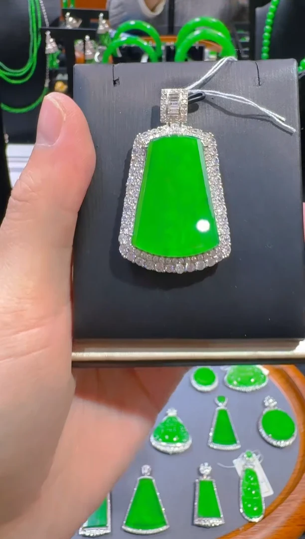 【闪购商品】翡翠吊坠(赠链)银S925镶嵌天然A货翡翠