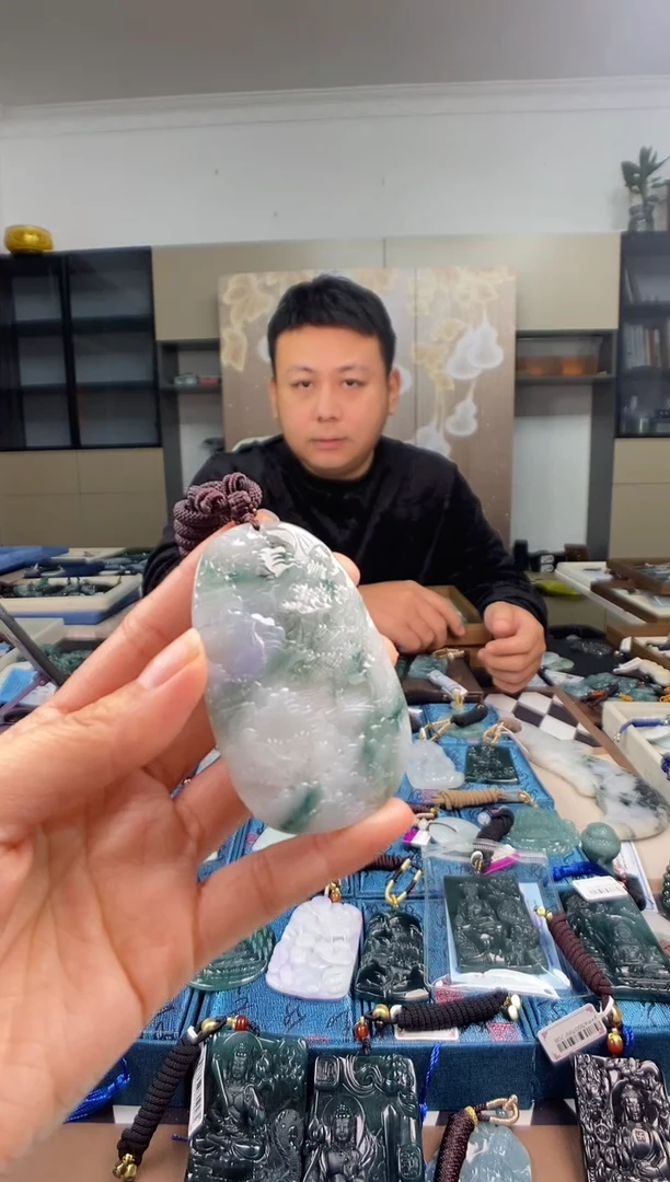 颈饰未镶嵌翡翠  多样性发其一