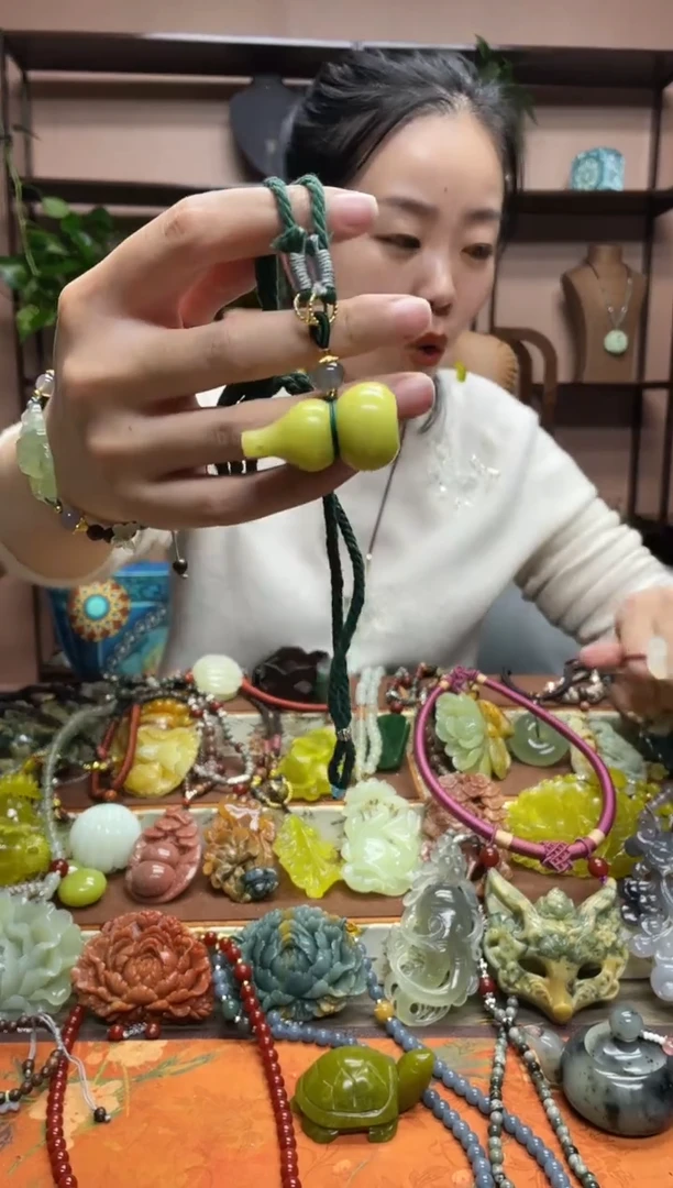 未镶嵌岫玉颈饰·