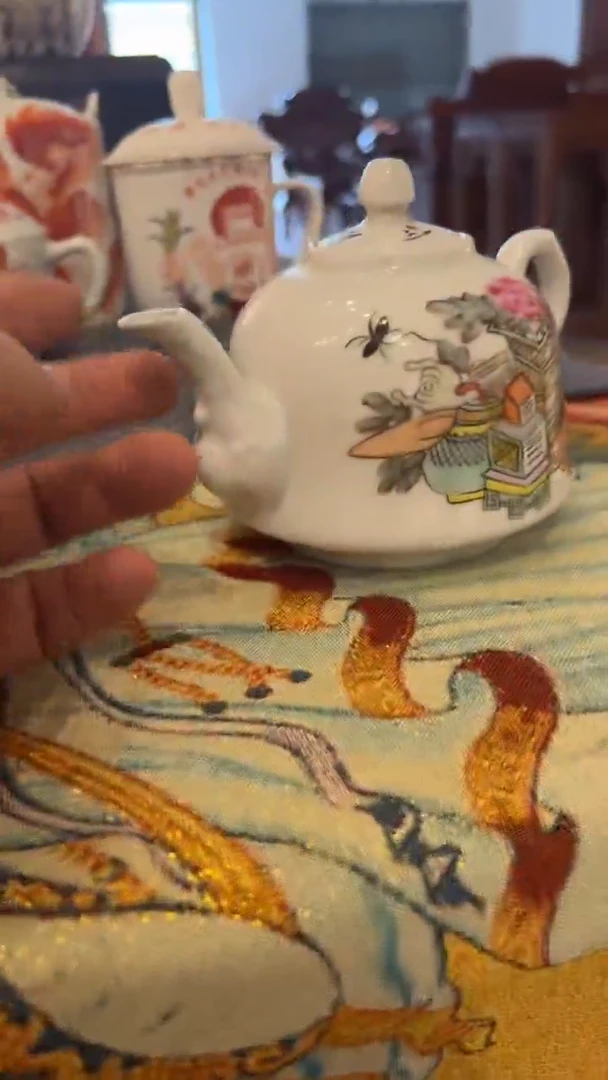 摆件瓷摆件瓷摆件博古龙嘴壶