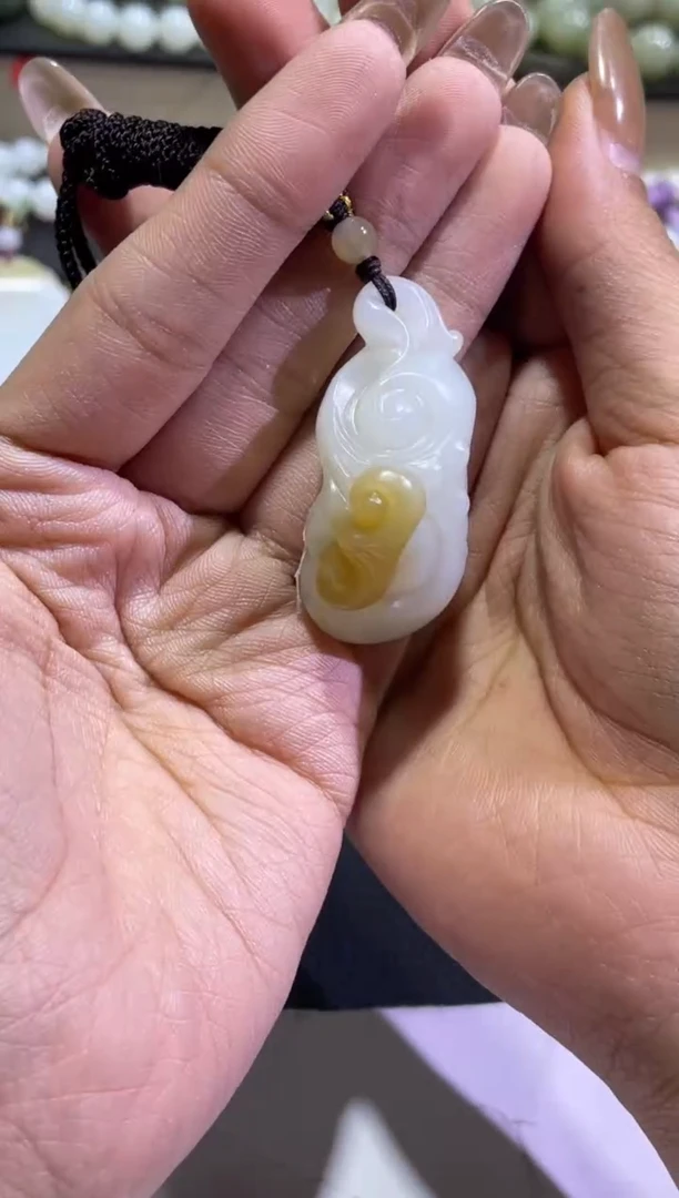 吊坠(赠链)未镶嵌和田玉金山糖白吊坠（产地直发）