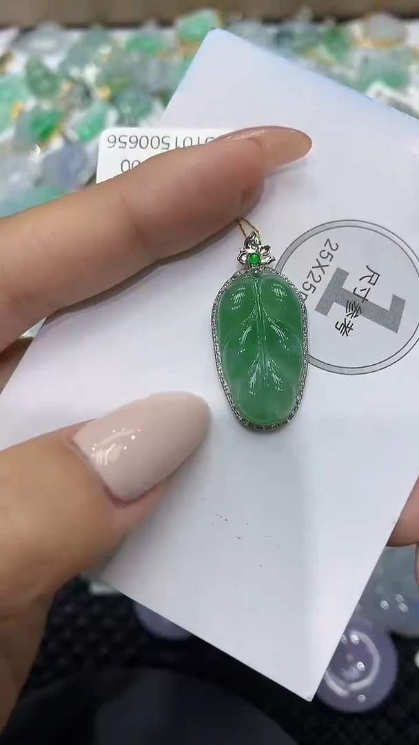 颈饰18K金镶嵌翡翠111111111111