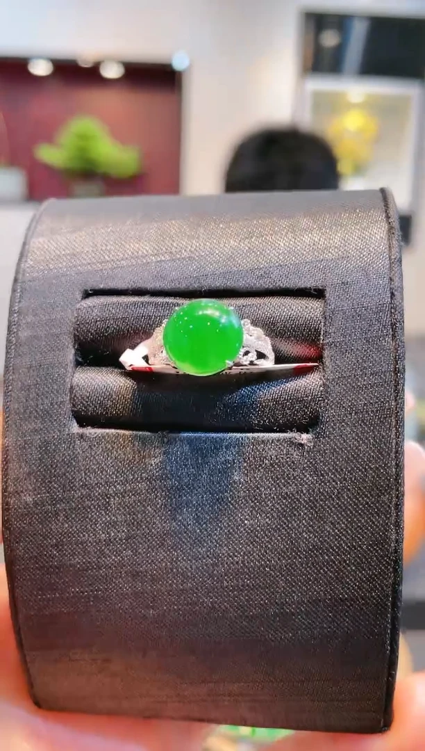 【闪购商品】翡翠颈饰18K金镶嵌A77天然A货翡翠戒指