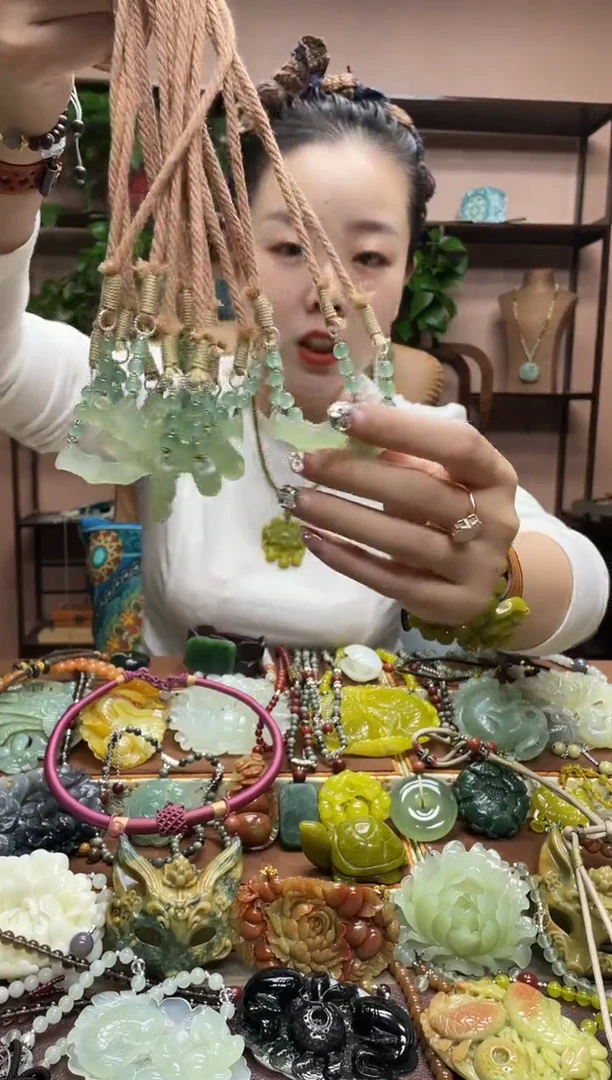 未镶嵌岫玉吊坠多样性发货发其中之一