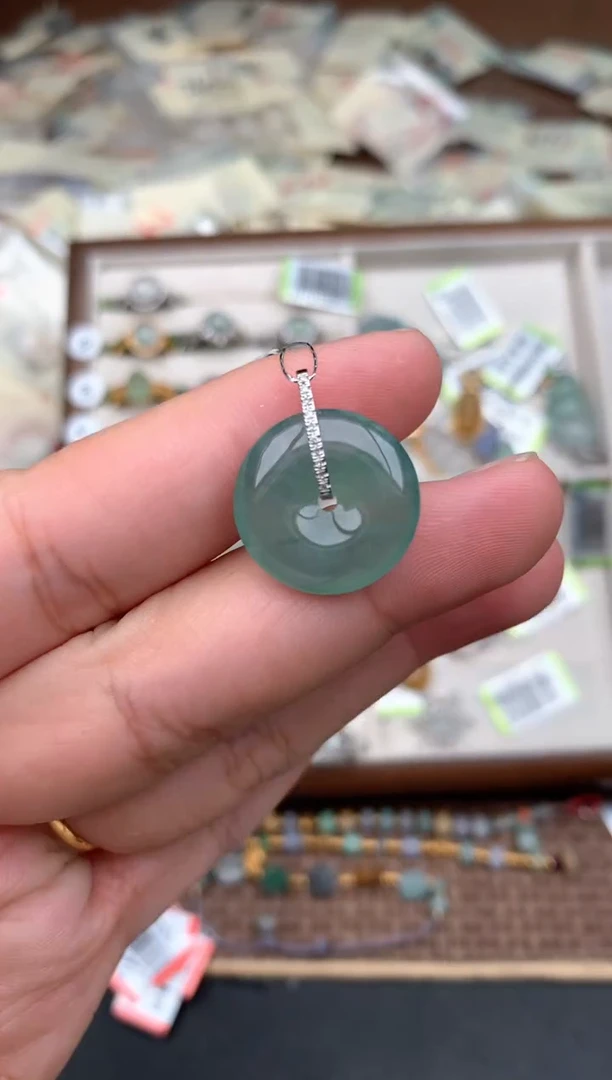 18K金镶嵌挂件翡翠一