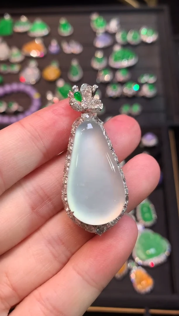 吊坠(赠链)18K金镶嵌翡翠玻璃种茅台白大福瓜吊坠