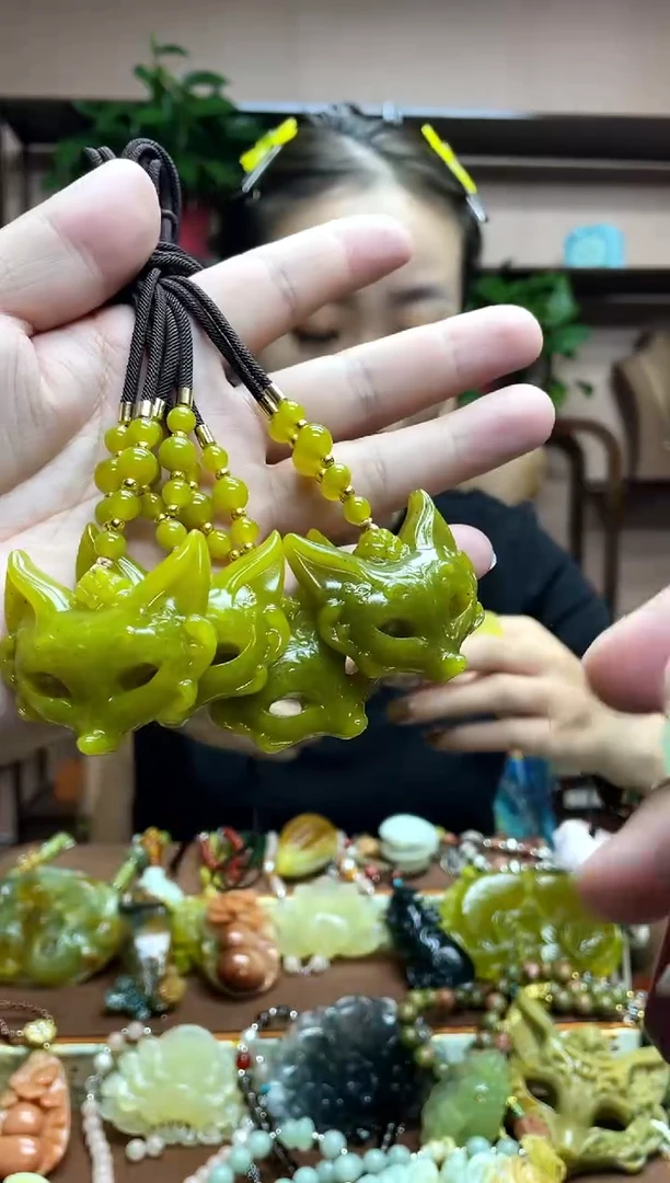 未镶嵌岫玉颈饰多样性发货发其中之一