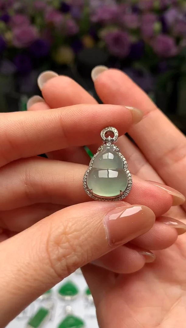 颈饰18K金镶嵌翡翠葫芦