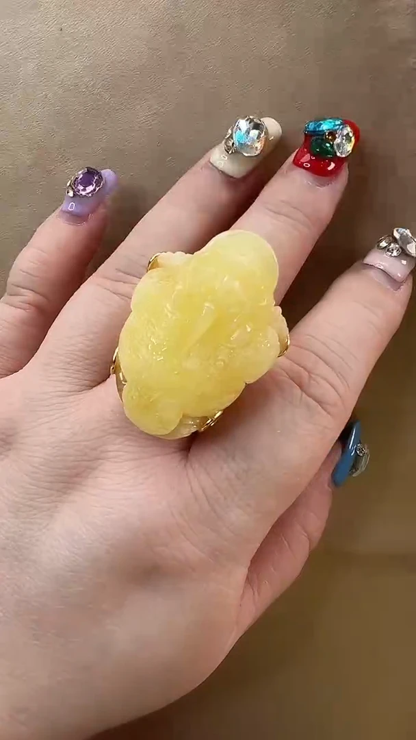 未镶嵌颈饰琥珀戒指