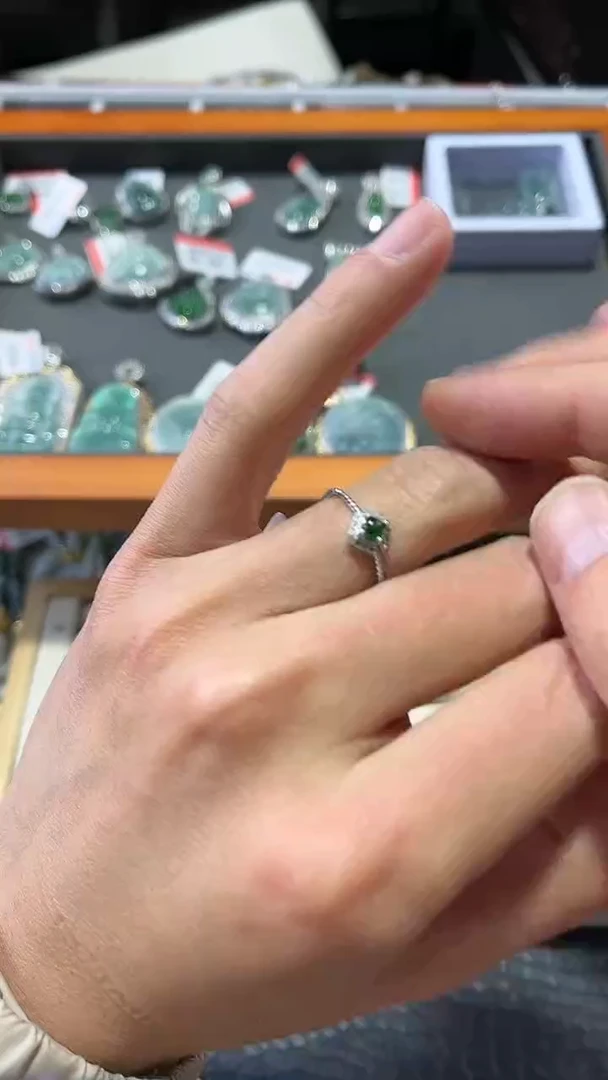 颈饰未镶嵌翡翠翡翠方包戒指