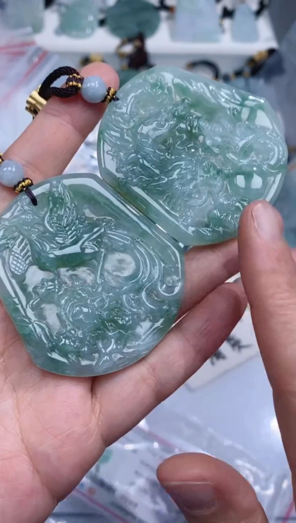 颈饰未镶嵌翡翠吊坠一对