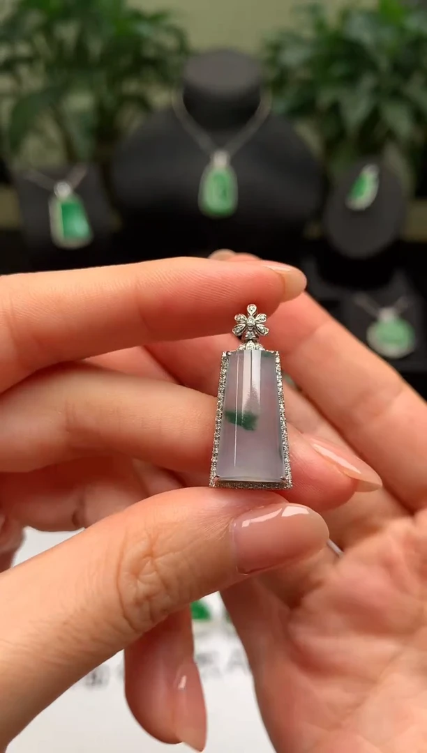 颈饰18K金镶嵌翡翠无事柱