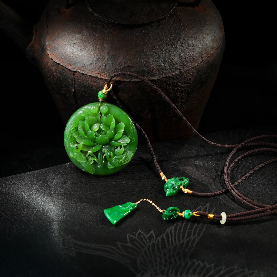 【意婵】典藏级老料辣绿色和田玉碧玉精雕圆牌项链18K金翡翠-909920