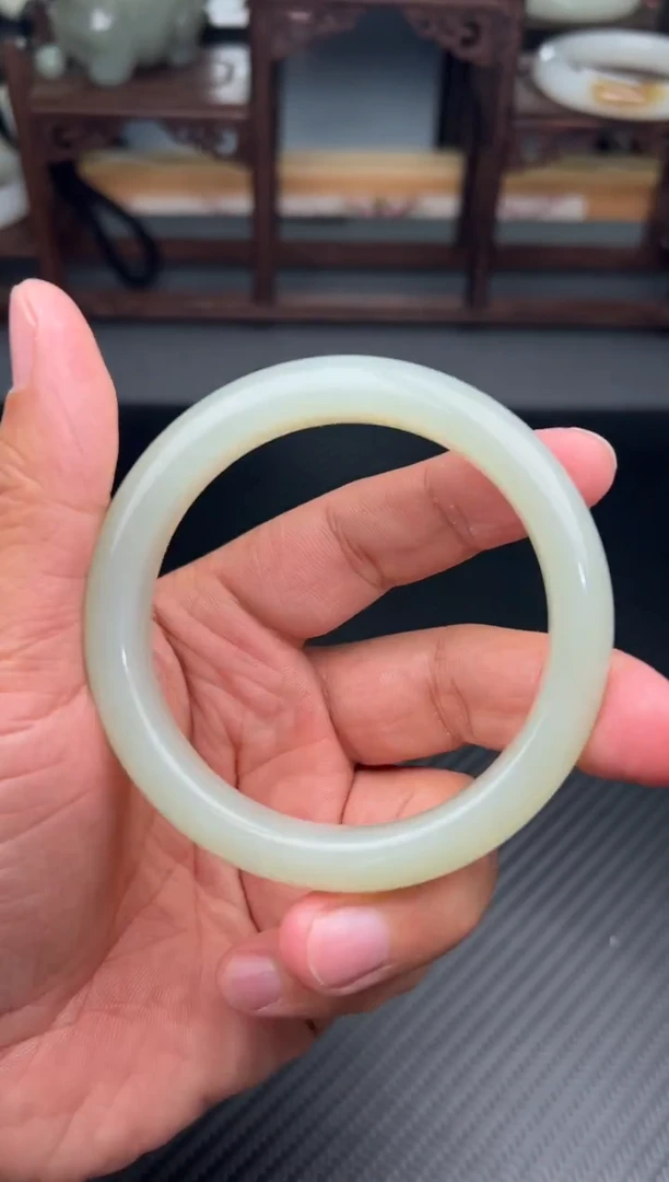 未镶嵌手镯和田玉且末微色差近矿58+J