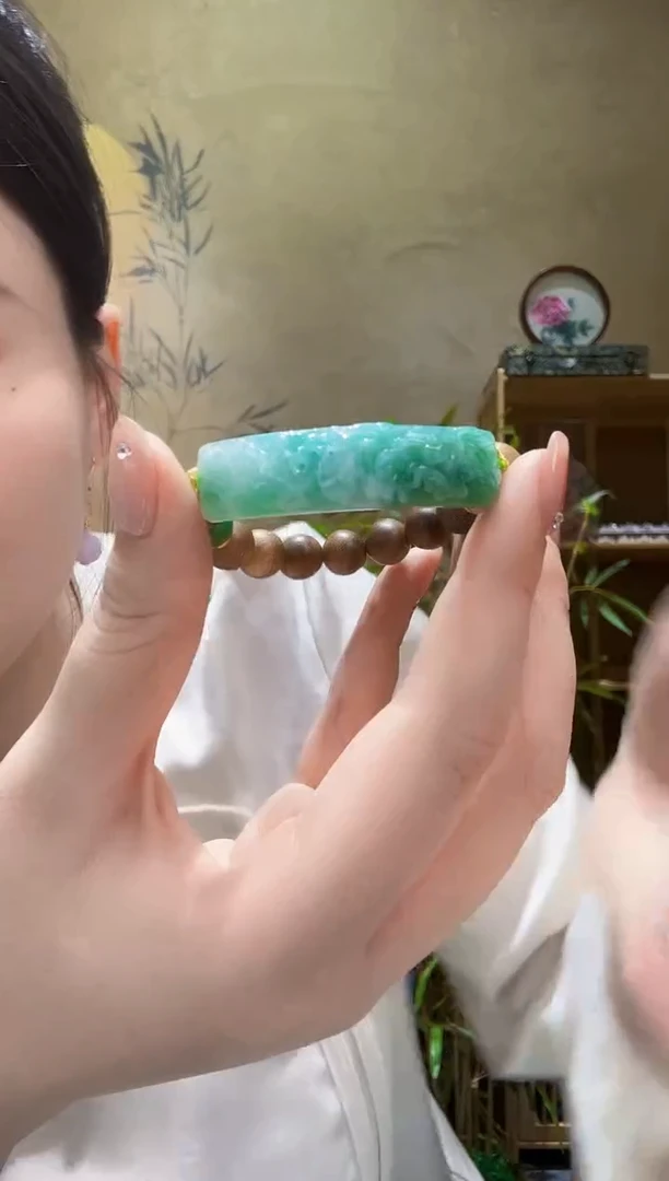 翡翠未镶嵌颈饰手牌