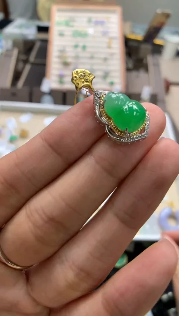 颈饰18K金镶嵌翡翠葫芦