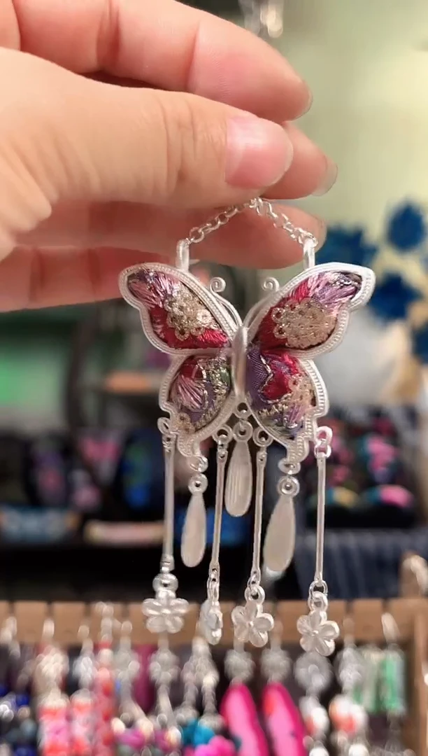 彩云南阁非遗老绣饰品223*